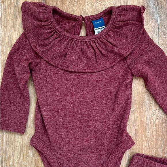 Old Navy ⭐️ Maroon Baby Outfit 0-3 months - Picture 3 of 8